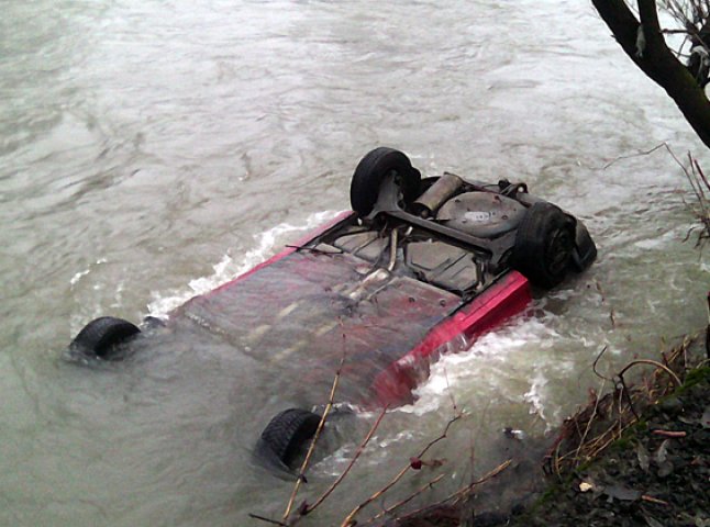 На Іршавщині через падіння у річку загинув водій іномарки
