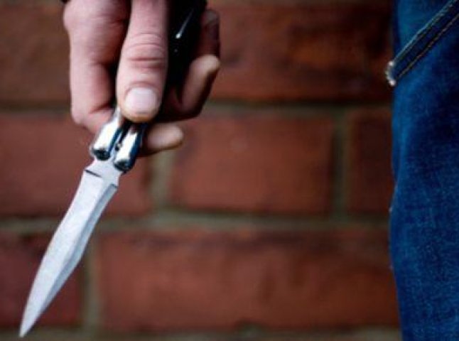 У Чинадієві п’яний чоловік порізав сам себе ножем