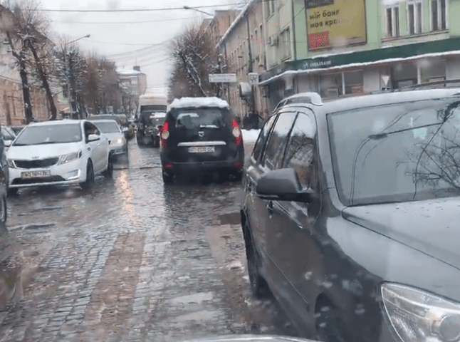 Що сьогодні коїлося у центрі Мукачева через "водіїв-оленів": опубліковано відео