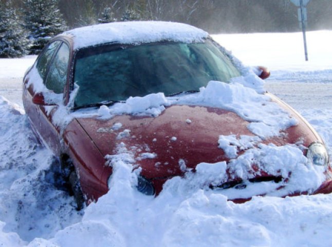 На дорогах області у снігову пастку потрапило 25 машин