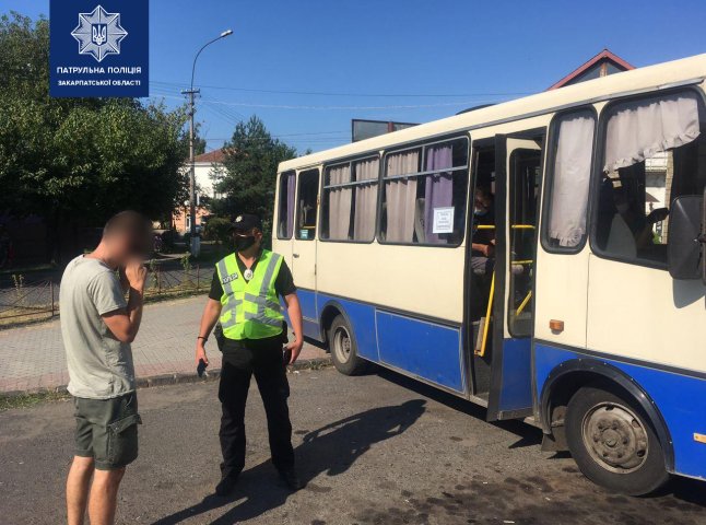 Поліція перевіряє маршрутки на предмет дотримання водіями протиепідемічних вимог