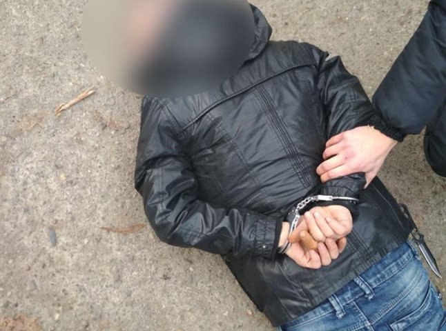В Ужгороді чоловік з ножем напав на перехожого і вимагав купити йому телефон
