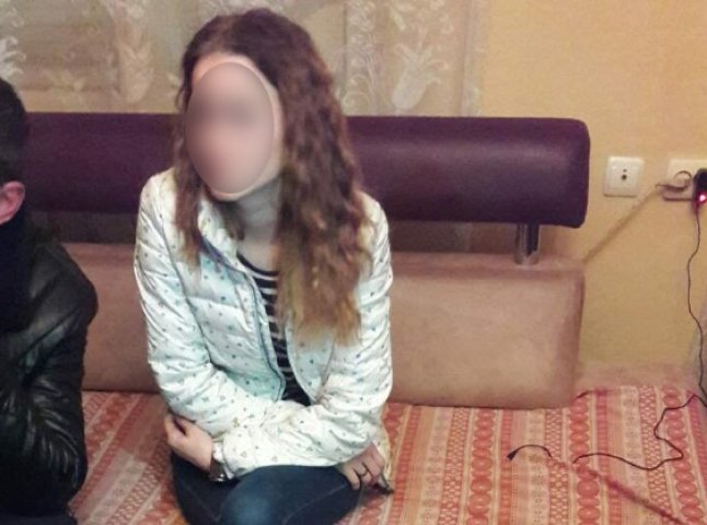 В одному з готелів Ужгорода правоохоронці затримали повію та звідницю