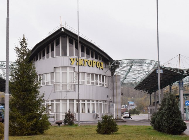Десятки автомобілів: на кордоні зі Словаччиною утворились великі черги Десятки автомобілів: на кордоні зі Словаччиною утворились великі черги