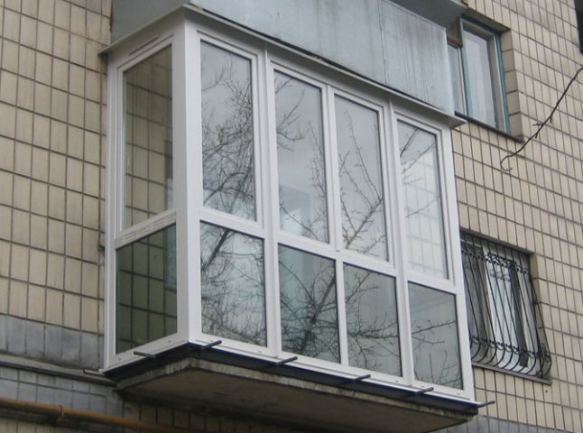 Ужгородські рятувальники потрапили через балкон до квартири в якій замкнулась дворічна дитина