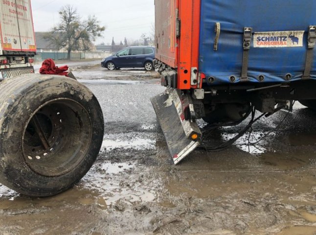 Жах мукачівської дороги: у вантажівки через вибоїну відірвало колесо