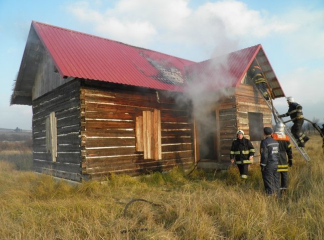 Пожежники рятували від знищення вогнем дерев’яний будинок на Об’їзній