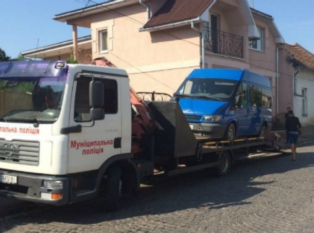 У Мукачеві евакуювали іномарку, яка перешкоджала руху транспорту
