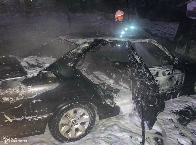 В одному із сіл по опівночі горів автомобіль: що відомо про подію