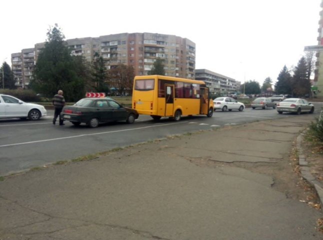 В Ужгороді міська маршрутка потрапила у ДТП