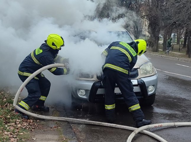 Авто спалахнуло на мосту: рятувальники розповіли про випадок в обласному центрі