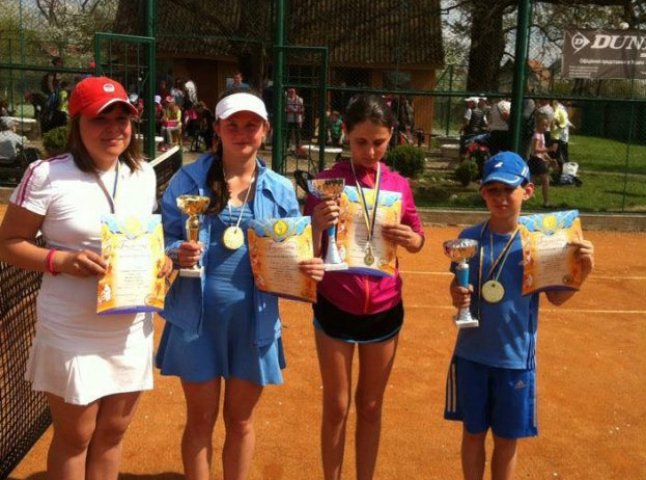 Тячівська ДЮСШ провела відкритий чемпіонат з тенісу