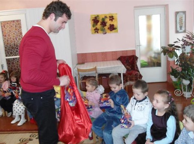 Андрій Балога подарував святкові подарунки дітям з обмеженими можливостями