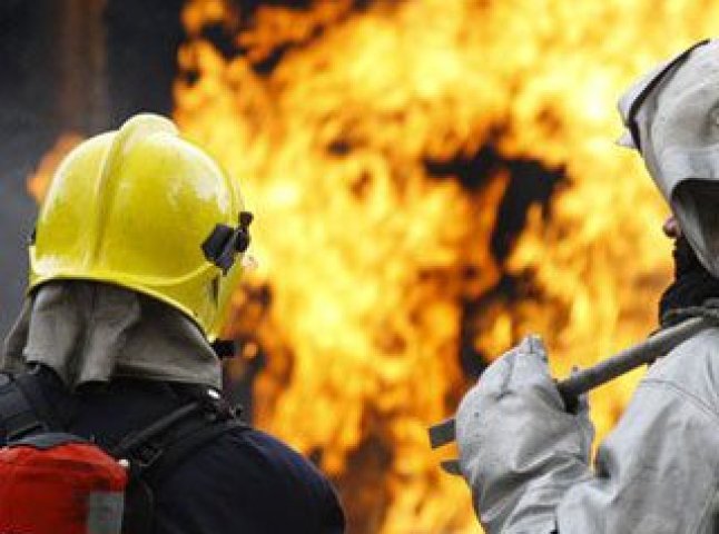 На Мукачівщині від пожежі в надвірній споруді загорівся і житловий будинок