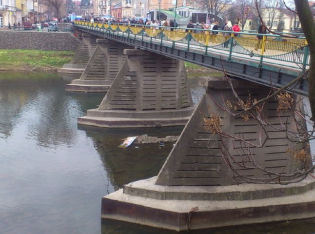 Вандали кинули у річку Уж стенд зі світлинами з Майдану (ФОТО)