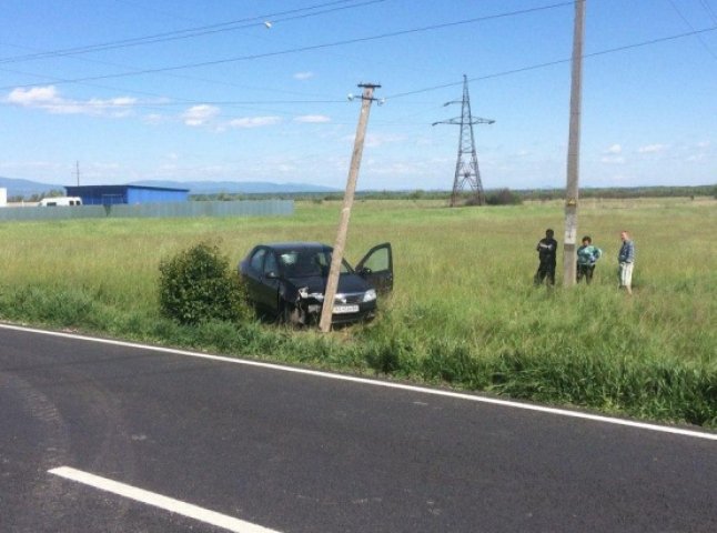 На Мукачівщині автомобіль злетів з дороги та врізався в електроопору