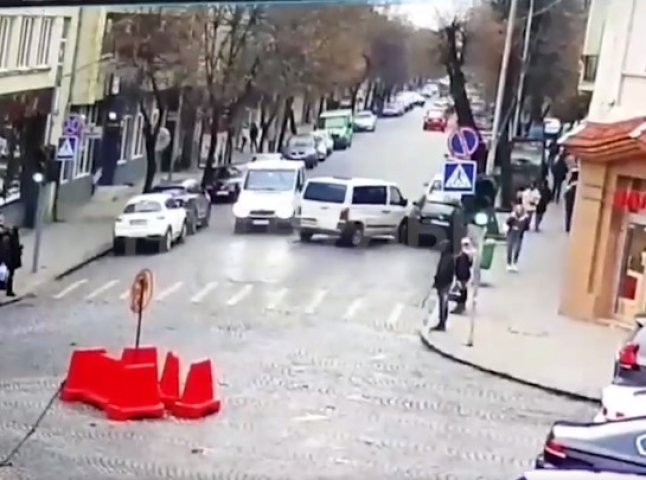 ДТП в самому центрі Мукачева: п’яний водій в’їхав в авто та втік з місця аварії
