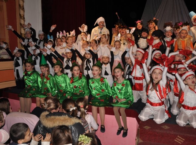 У Мукачеві влаштували благодійну виставу для дітей з особливими потребами (ФОТО)