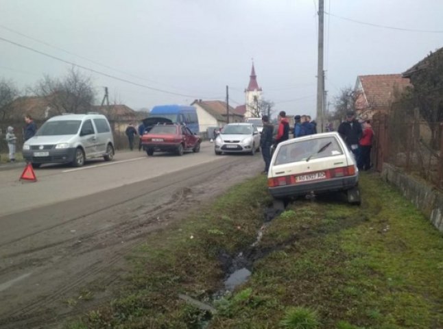 На Берегівщині сталась ДТП: зіткнулись чотири авто