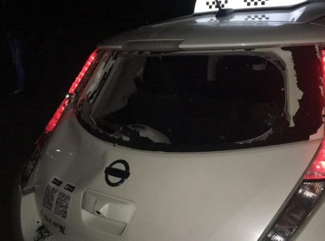 Поліція встановлює осіб, причетних до пошкодження таксі у Мукачеві