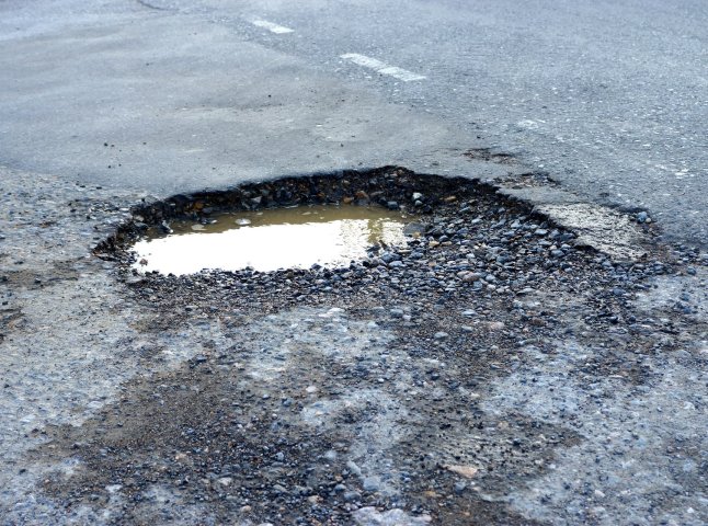 Яма на ямі: коли в Україні почнуть ремонтувати дороги