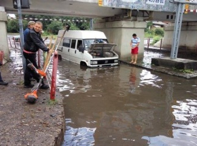 Через сильні зливи в Ужгороді під переїздом "втопився" мікроавтобус