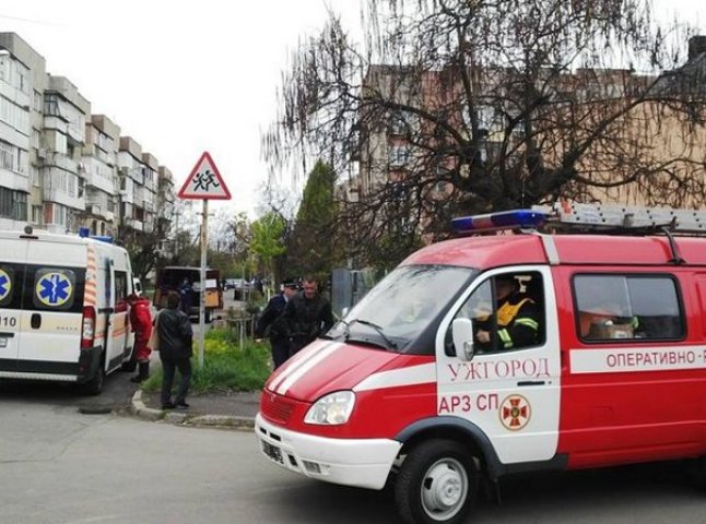 В Ужгороді на місце "вибуху" в багатоповерхівці виїхали кілька пожежних машин та карет "швидкої"