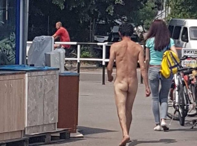 Мукачевом продовжує розгулювати голий чоловік, – ЗМІ