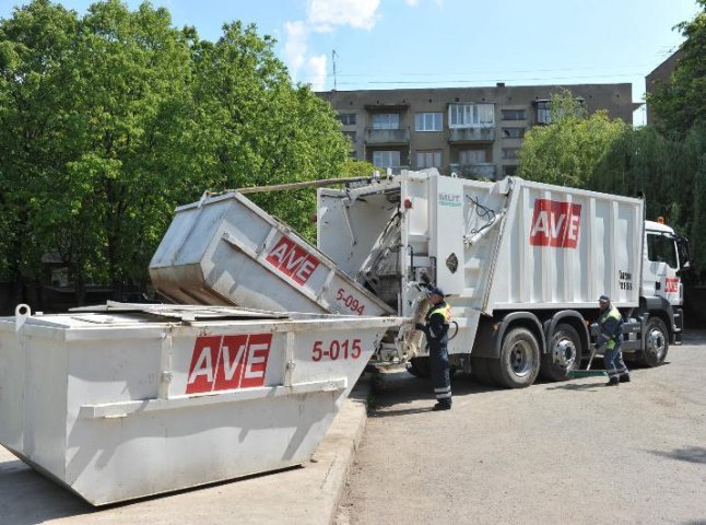 Жителі Ракошина скаржаться на те, що із деяких вулиць села не вивозять сміття