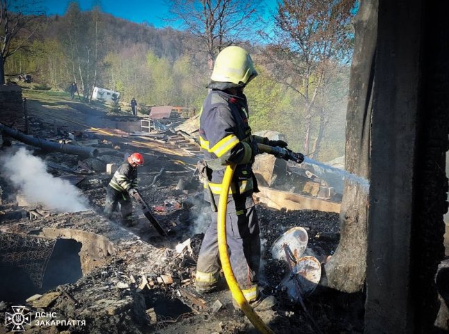 Вночі на Закарпатті згорів готель: де це сталось та фото від рятувальників