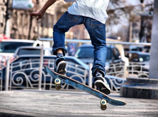 В Ужгороді є 3 великі парки, а кататися молоді на скейтбордах ніде