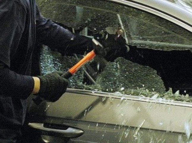 В Ужгороді пограбували автомобіль "Volvo"