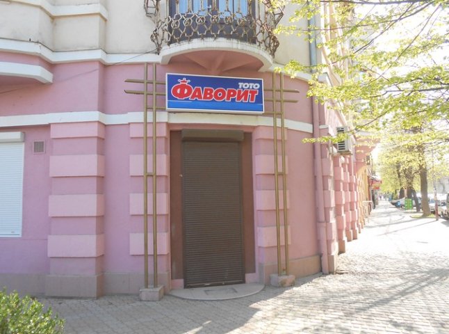 Війна з гральним бізнесом: у Мукачеві закрили букмекерські контори замасковані під спортбари (ФОТО)