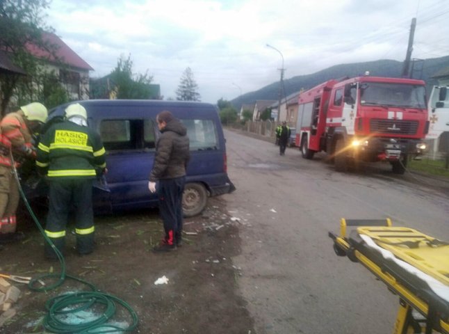 Ранкова аварія у Закарпатті: водія витягали з автівки за допомогою спецобладнання