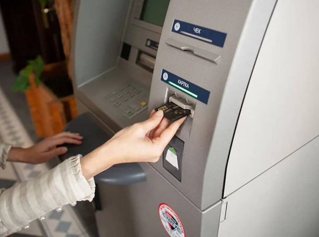 При знятті грошей може статись: як діяти, коли банкомат заблокував картку
