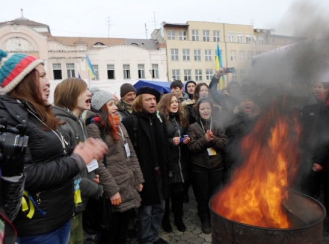 В Ужгороді мітингувальники демонстративно спалили символіку Партії регіонів (ФОТО)