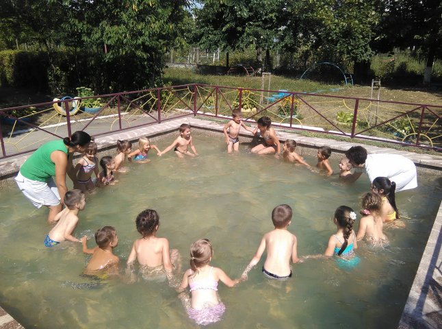 Вихованці іршавського дитсадка рятуються від пекельної спеки у басейні