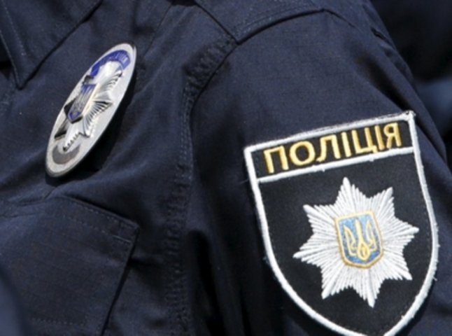 Патрульні поліцейські поспілкуються з читачами обласної бібліотеки