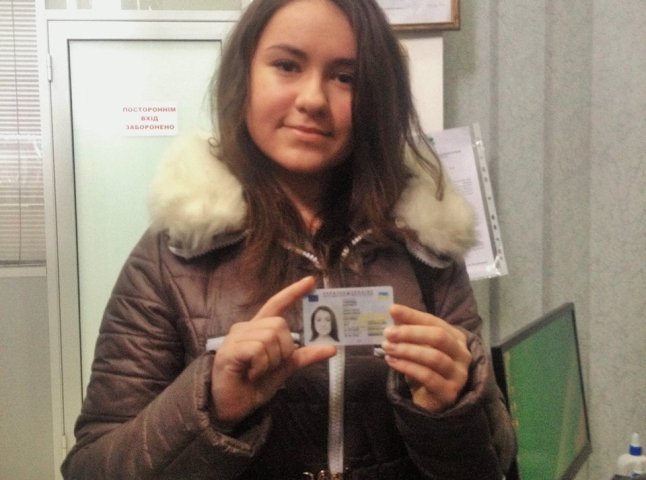 У Берегові 16-річна дівчина отримала перший паспорт у вигляді ID-картки