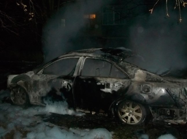 В Ужгороді згоріла новенька "Тойота", є підозра на підпал
