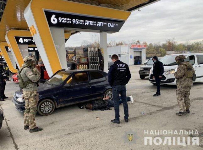 Спецоперація на Мукачівщині: у поліції розповіли, кого затримали на одній із автозаправок