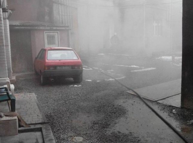 На площі Петефі в Ужгороді горить підвальне приміщення (ФОТО)