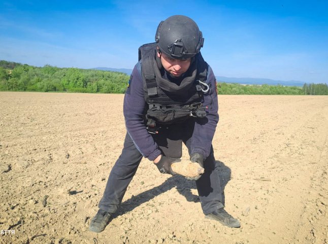 В полі на Мукачівщині виявили небезпечну знахідку