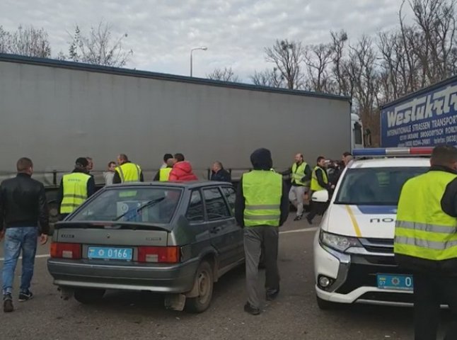 Далекобійники перекрили дорогу: що відбувається на об’їзній Ужгорода