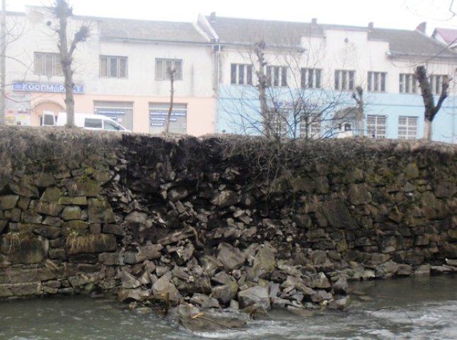 Підпірну стіну, яка обвалилась у Воловці ще у квітні місяці, нарешті почали ремонтувати