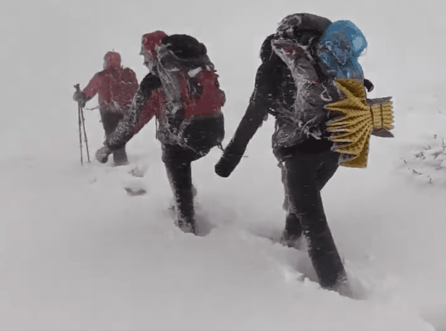 Рятувальники показали, як шукали туристів у засніжених горах