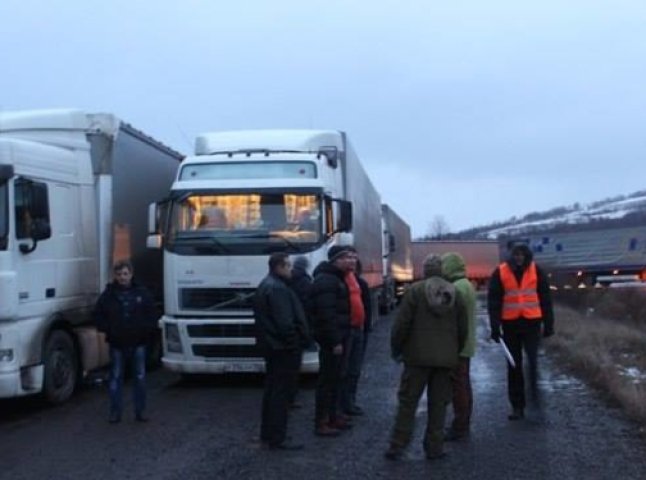Російські вантажівки блокують проїзд на місці блокади