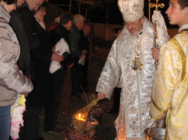 Владика Мілан Шашік освятив паски в Хрестовоздвиженському греко-католицькому кафедральному соборі