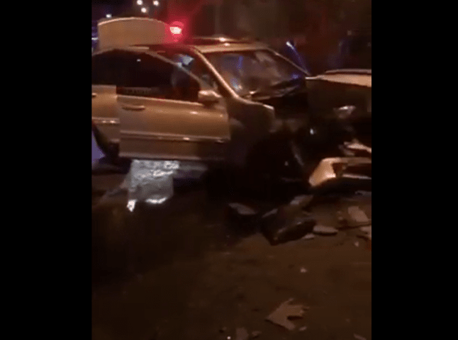 Розкидані уламки по всій вулиці: опубліковано відео нічної ДТП у Виноградові