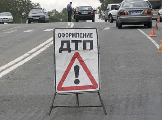 В Ужгороді, намагаючись перебігти дорогу із чотирма полосами руху, під колесами автобуса загинула жінка